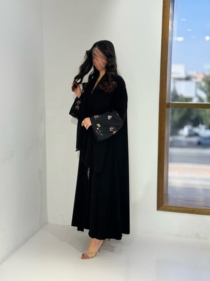 كريب ملكي مع أكمام مطرزه ورد ملون