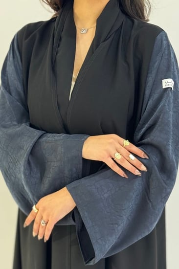 ملكي مع أكمام جاكار كحلي