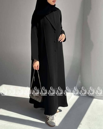 عبايه على الكتف