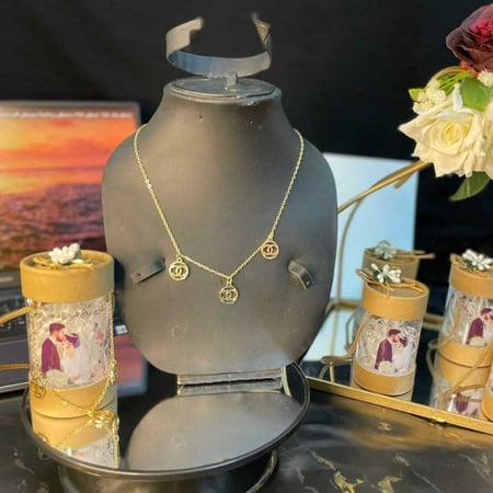 سلسال تصميم شانيل مع علبة بتصميم العروسين