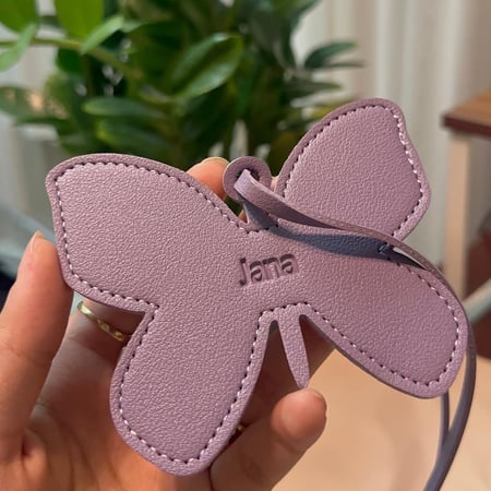 تعليقة جلد شكل فراشة