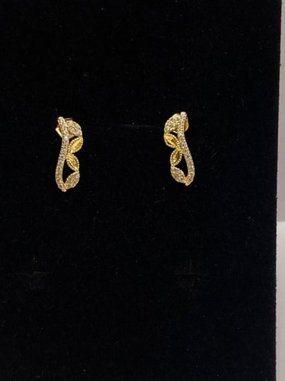 حلق ‏تصميم الماس ناعم عيار 18