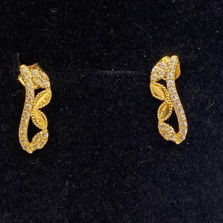 حلق ‏تصميم الماس ناعم عيار 18