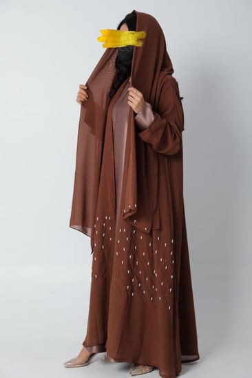 عباية مع فستان داخلي بني
