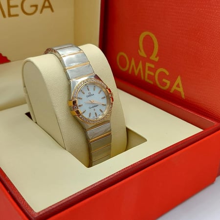 اوميجا نسائي معا ملحقاتها