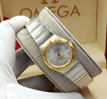 ساعة اوميجا نسائية طبق الاصل
