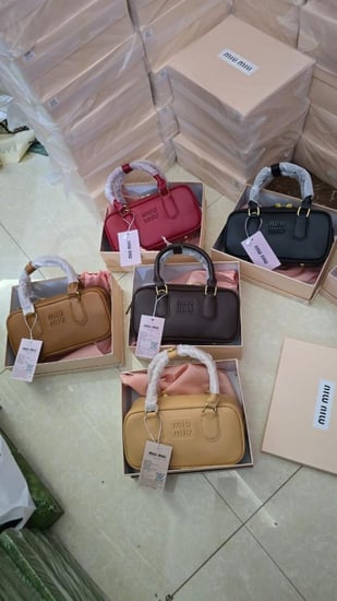 شنطه ميو ميو هاي كواليتي معا ملحقاتها