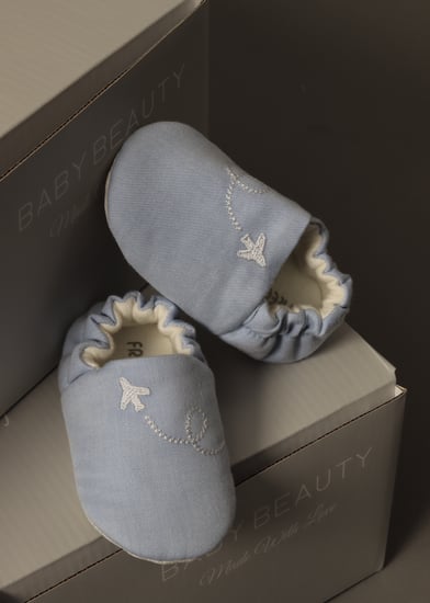 حذاء ولادي سماوي مميز بأضافة التطريز