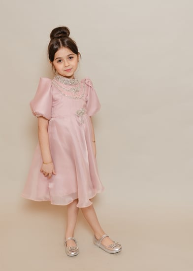 فستان بناتي فاخر بلون اللحمي  ناعم - لمسة ملكية لكل مناسبة