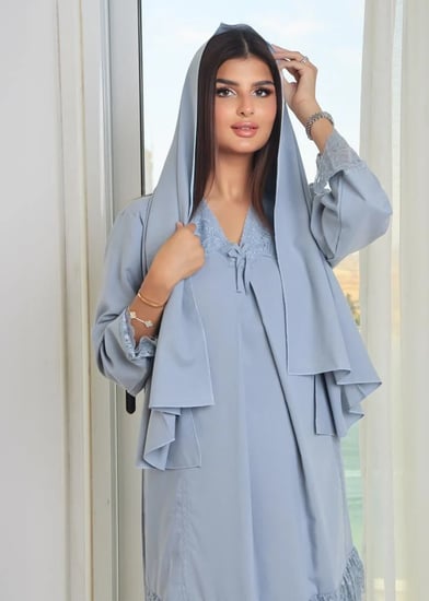 قميص ميدي ناعم وانثوي بالدانتيل