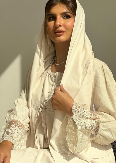 قميص استقبال مزين بالتل والدانتيل