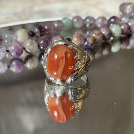 خاتم رجالي فضة عيار ٩٥٠ بفص عقيق يماني طبيعي (صناعة ورشة المدينة)