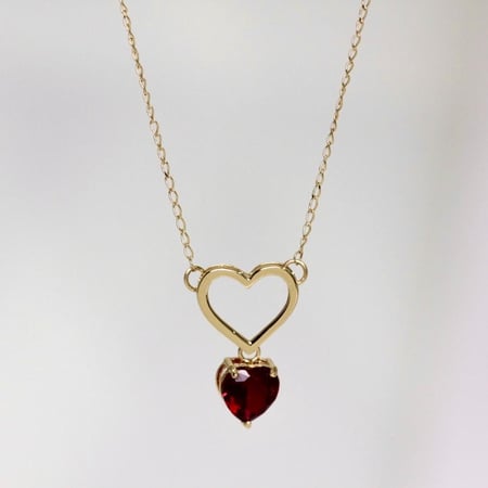 قلادة أنيقة على شكل قلب