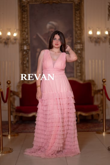 فستان تول بطبقات كسرات أنيقة وقصة واسعة