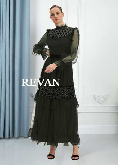 فستان أنيق بتصميم راقٍ ولمسات فاخرة