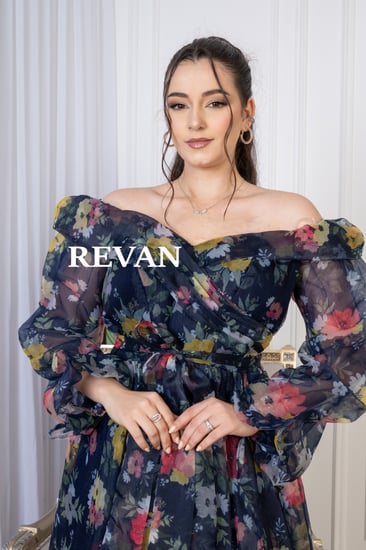 فستان منفوش بطبعات ناعمة وتصميم أوف شولدر