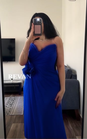 فستان فاخر بدون اكتاف مع زهرة جانبية من ريفان