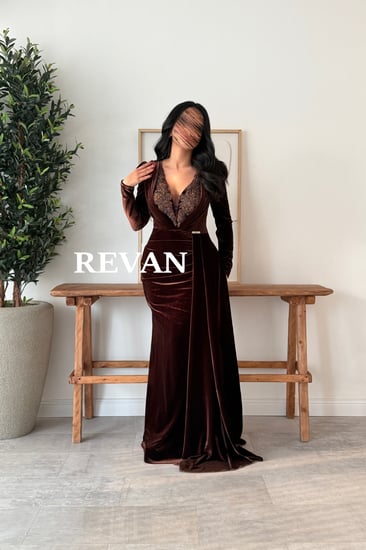 فستان مخملي بني مطرّز