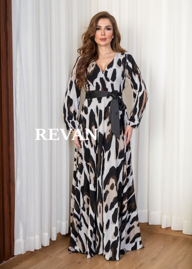 فستان بنقشة جريئة بتصميم أنثوي أنيق