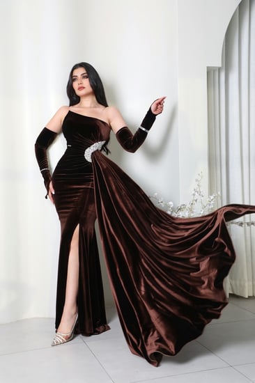 فستان سهرة بقصة أنيقة مع ذيل انسيابي من ريڤــان