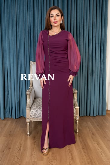 فستان سهرة راقٍ بأكمام شفافة وتفاصيل مطرزة