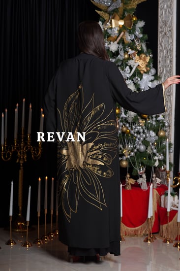 بشت بتصميم راقٍ وزخارف ذهبية فريدة