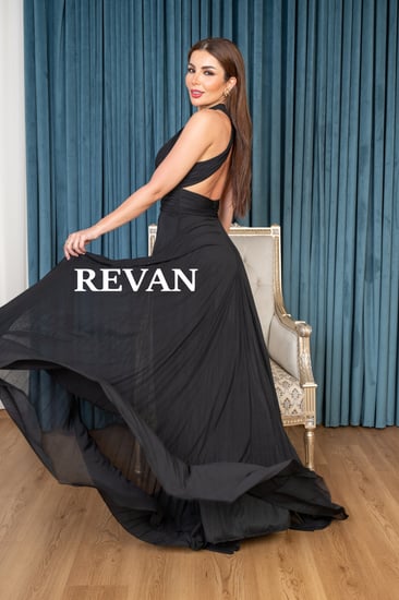 فستان سهرة بستايل هالتر وانسيابية ناعمة