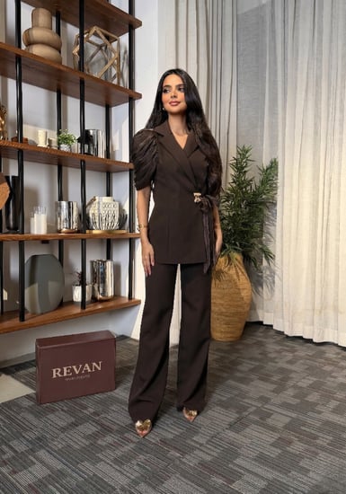 طقم فاخر بليزر بأكمام منفوخة مع بنطال من ريڤــان