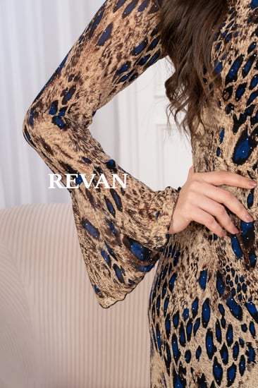 فستان بنقشة جريئة ولمسات فريدة