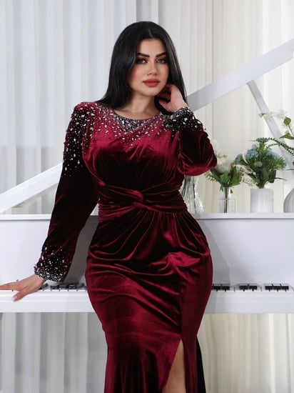 فستان مخملي مطرّز فاخر من ريڤــان