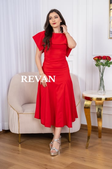 فستان راقٍ بأكمام كاب أنيقة