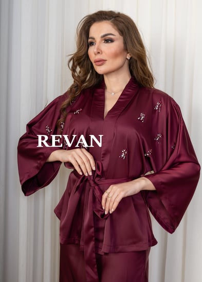 طقم ستان ملكي بتطريز ناعم ولمسة فاخرة