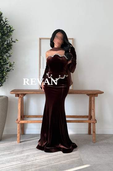 فستان مخملي فاخر  بلمسة ملكية وتطريز كريستالي