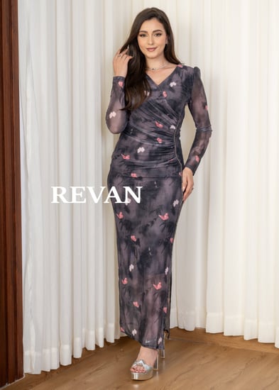 فستان طويل بتصميم أنثوي ولمسات جذابة