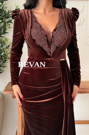 فستان مخملي بني مطرّز