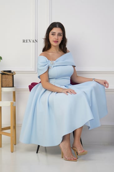 فستان بكسرات أنيقة وتصميم ملوكي