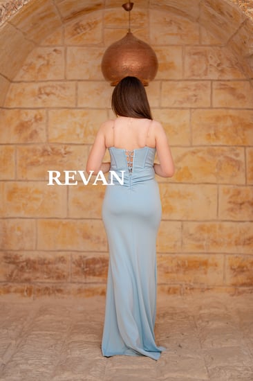 فستان سهرة أنيق بقصة ضيقة وشق أمامي