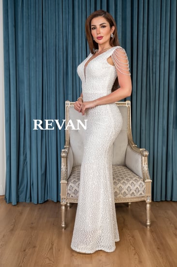 فستان سهرة راقٍ بتفاصيل لؤلؤية فاخرة