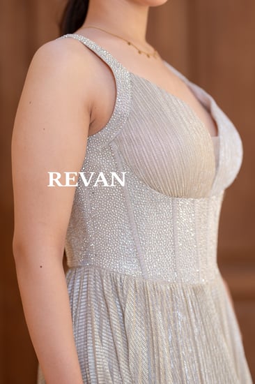 فستان لامع بكسرات فاخرة وقصة منفوشة