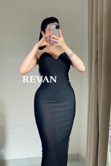 فستان أسود بكاب كريستالي فاخر من ريڤــان