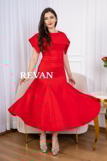 فستان راقٍ بأكمام كاب أنيقة