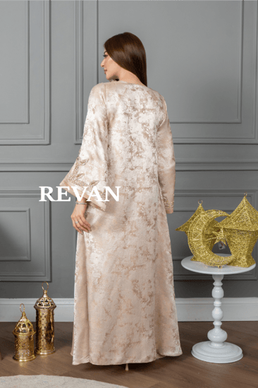 جلابية فاخرة بتصميم مميز ولمسات تطريز راقية