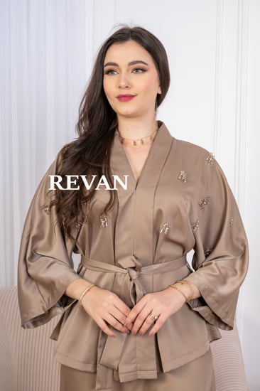 طقم ستان ملكي بتطريز ناعم ولمسة فاخرة