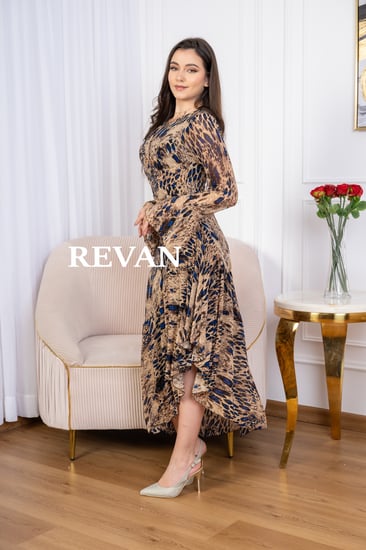 فستان بنقشة جريئة ولمسات فريدة