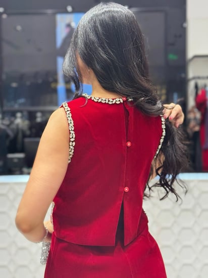 طقم سهرة مخمل ميدي مزين بالكريستال من ريڤــان