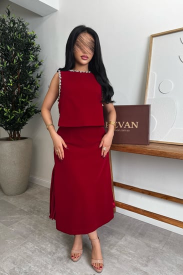 فستان عيد  قطعتين ميدي بتصميم طبقات وتفاصيل كريستال فاخرة  من ريڤــان