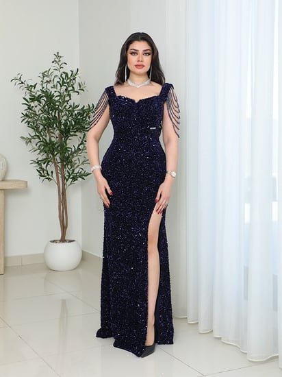 فستان سهرة بتفاصيل متلألئة وقصة أنثوية من ريڤــان