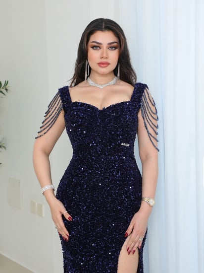 فستان سهرة بتفاصيل متلألئة وقصة أنثوية من ريڤــان