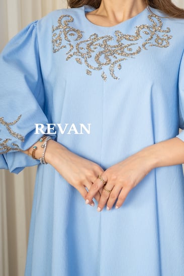جلابية واسعة بتطريز فاخر لإطلالة أنيقة