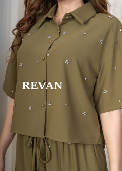 طقم أنيق بلمسات ناعمة لإطلالة كاجوال فخمة